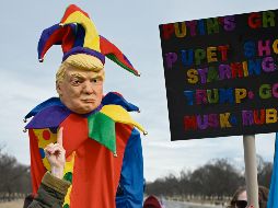 Manifestantes expresan su repudio a la política de Trump respecto a Ucrania. AFP/M. Ngan