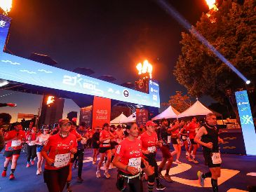 Adornado con fuegos artificiales, el cielo, aún oscuro, se iluminó para dar el banderazo de salida para los 21 mil participantes de la 39° del Medio Maratón Internacional Guadalajara Electrolit 2025. EL INFORMADOR/H. FIGUEROA