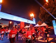 Adornado con fuegos artificiales, el cielo, aún oscuro, se iluminó para dar el banderazo de salida para los 21 mil participantes de la 39° del Medio Maratón Internacional Guadalajara Electrolit 2025. EL INFORMADOR/H. FIGUEROA