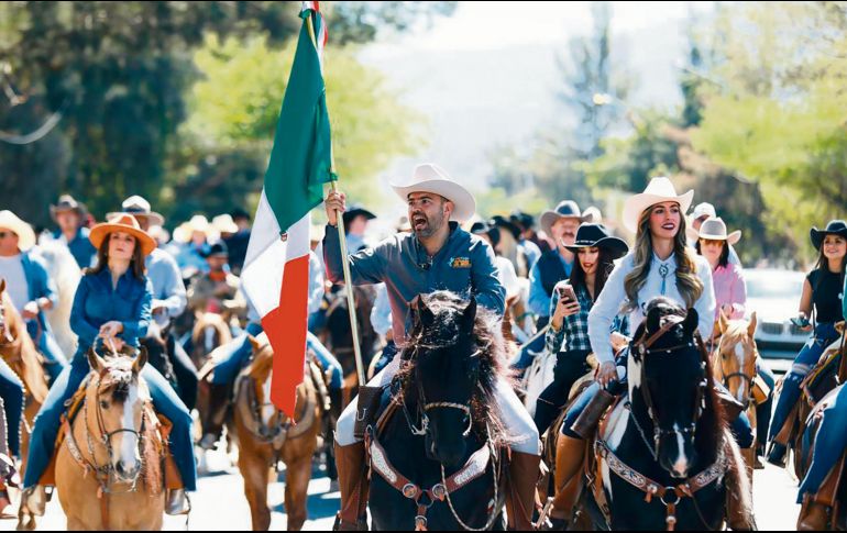 Encabezados por Quirino Velázquez, participaron ayer en la cabalgata, que reunió de forma histórica a más de mil 500 participantes. Vero Delgadillo, a la izquierda, se sumó al evento. ESPECIAL