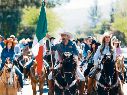 Encabezados por Quirino Velázquez, participaron ayer en la cabalgata, que reunió de forma histórica a más de mil 500 participantes. Vero Delgadillo, a la izquierda, se sumó al evento. ESPECIAL