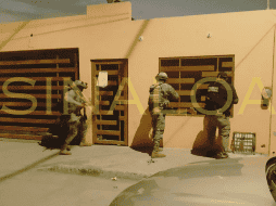 Las autoridades no dieron a conocer los hallazgos, ni confirmada la versión que esta propiedad cuenta con un túnel, solo se pudo observar los dos vehículos. SUN / ARCHIVO