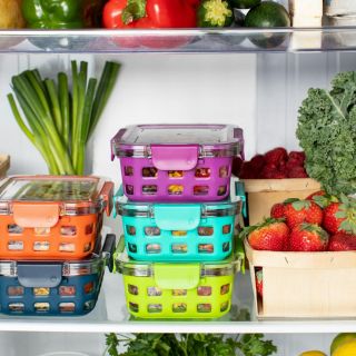 ¿Cómo se deben guardar los alimentos en el refrigerador?