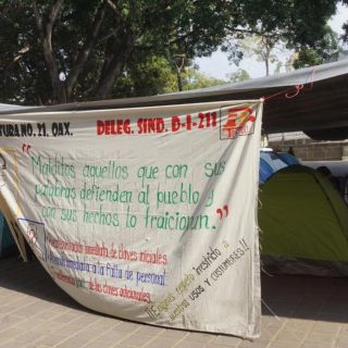 Maestros de comunidades indígenas cierran calles en Oaxaca