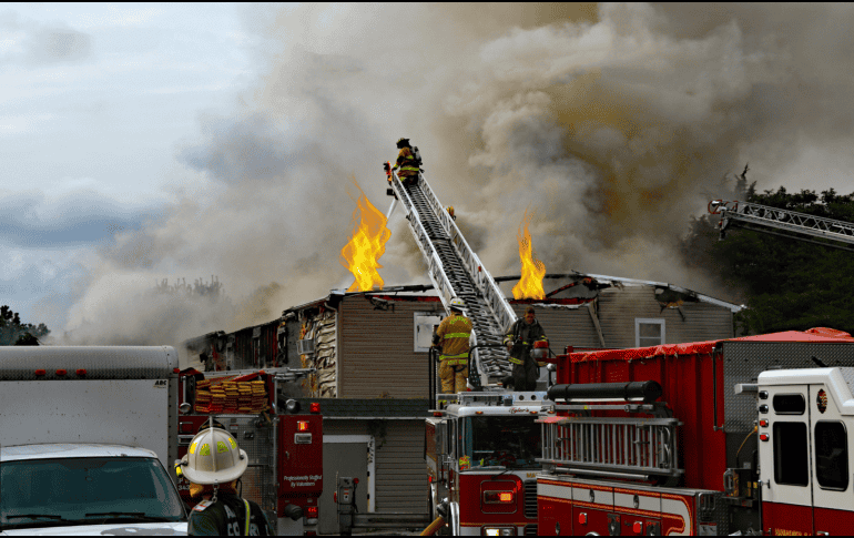 Autoridades arribaron al lugar para controlar el fuego y atender a las personas afectadas e iniciar investigaciones. ESPECIAL