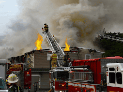 Autoridades arribaron al lugar para controlar el fuego y atender a las personas afectadas e iniciar investigaciones. ESPECIAL