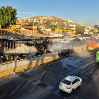 Falla mecánica provoca incendio de un camión en Periférico Sur