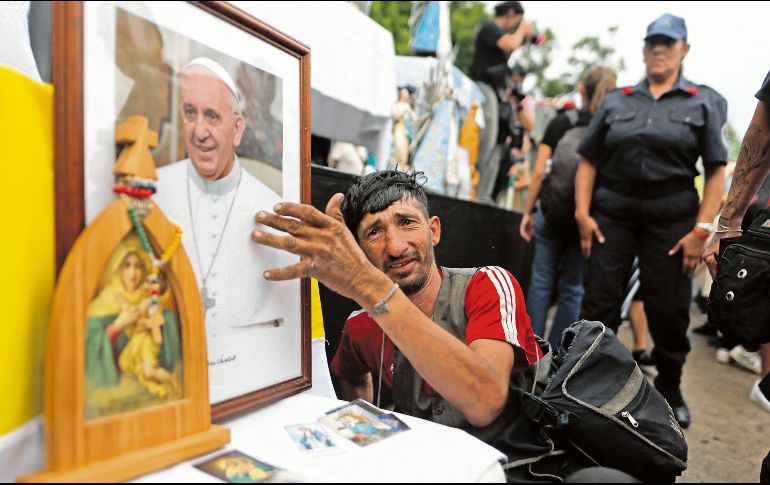 Cientos de fieles católicos se reúnen en la “Plaza de los Excluídos” en Buenos Aires, Argentina, para rezar por la recuperación del Sumo Pontífice. EFE