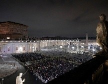 Fieles católicos rezan el rosario por la salud del papa Francisco en la plaza de San Pedro del Vaticano. AP/K. Wigglesworth