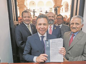 Aunque el Congreso tiene hasta el 14 de marzo para analizar y votar la propuesta de reforma judicial construida desde Jalisco y que presentó ayer el gobernador Pablo Lemus, ésta tiene el aval de empresarios, universidades y organizaciones civiles. Estuvo coordinada por el jurista Arturo Zamora (derecha). ESPECIAL