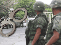 Los cuatro detenidos junto con las armas, cargadores, cartuchos y camionetas fueron puestos a disposición de las autoridades judiciales. EL INFORMADOR / ARCHIVO