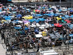 Aficionados esperan con maquillaje y vestidos alusivos a Shakira. EFE/ M. Dueñas