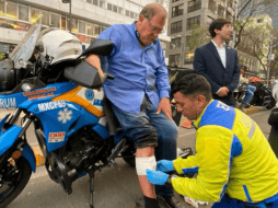El turista es atendido por un paramédico del ERUM tras el incidente. Agencia EL UNIVERSAL / J. C. Williams