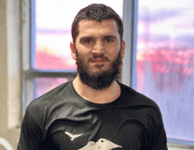 Artur Beterbiev durante su preparación para la pelea con Dmitry Bivol en Arabia Saudí. X / @ABeterbiev