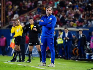 Francisco Ruano estuvo en el banquillo de las Chivas para suplir a Óscar García, que reportó padecer fiebre. IMAGO7/S. Laureano