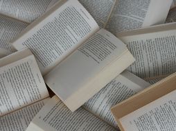 El autor explica que este nuevo libro le permitió poner en relación a 10 autores y sus diversos escenarios imaginarios. Unsplash