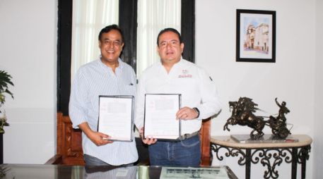 Salvador Cosío Gaona y Gustavo Salvador Robles Martínez, durante la firma de la Carta de Intención con el Gobierno Municipal de Autlán de Navarro. ESPECIAL