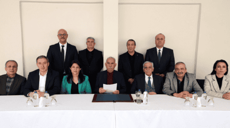 El mensaje del líder fundador del PKK, Abdullah Ocalan (c), abre un nuevo intento de acabar con el conflicto que lleva 40 años y maps de 45 mil muertos. EFE / ESPECIAL