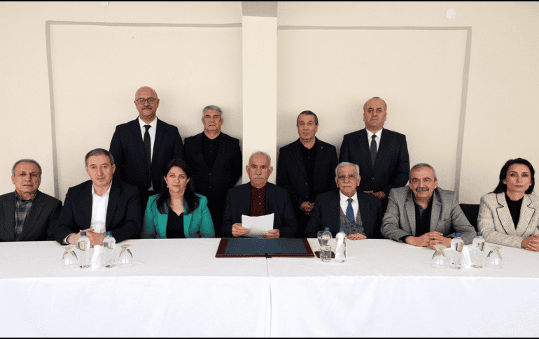 El mensaje del líder fundador del PKK, Abdullah Ocalan (c), abre un nuevo intento de acabar con el conflicto que lleva 40 años y maps de 45 mil muertos. EFE / ESPECIAL