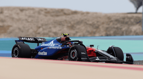 Carlos Sainz, ahora con Williams, firmó la mejor vuelta del día con un tiempo de 1:29.348, consolidando una jornada completa en pista. EFE / A. Haider