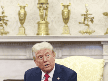 Trump y Volodimir Zelensky se reunieron en el Despacho Oval de la Casa Blanca este viernes donde se registró un intenso intercambio de frases entre ambos mandatarios. EFE/J. SCALZO.