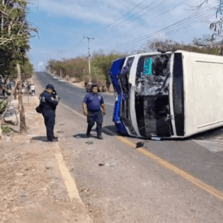 Tráiler se impacta contra autobús de estudiantes en Chiapas