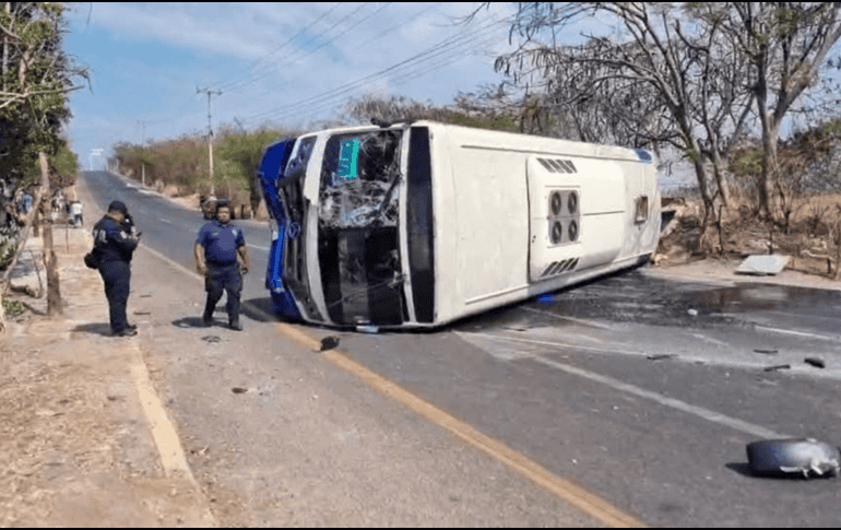 El impacto sucedió cuando el camión intentó dar una vuelta en U, obligando al tráiler a hacer una maniobra para tratar de evitar el choque. ESPECIAL