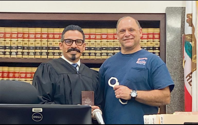 Juez Enrique Camarena, hijo del agente “Kiki” Camarena (izquierda), entrega las esposas de su padre a un agente de la DEA. ESPECIAL