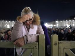 Los fieles continúan rezando por la salud del Papa, quien sufrió un preocupante revés, tras una crisis de broncoespasmo (ataque de tos). AP/K. Wigglesworth