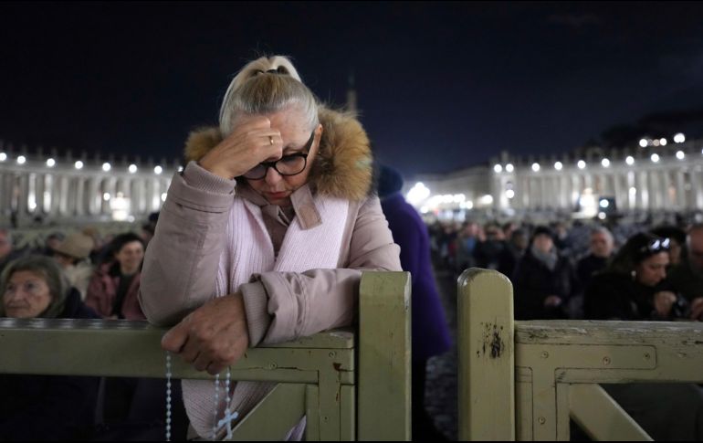 Los fieles continúan rezando por la salud del Papa, quien sufrió un preocupante revés, tras una crisis de broncoespasmo (ataque de tos). AP/K. Wigglesworth