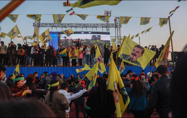 Residentes kurdos ondean banderas con el rostro de Abdullah Ocalan. AP / Baderkhan Ahmad