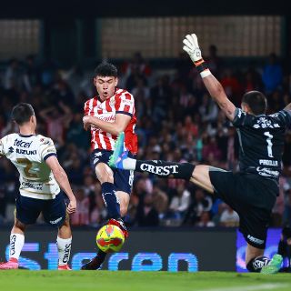 Chivas vence a Pumas y termina con sequía de triunfos como visitante