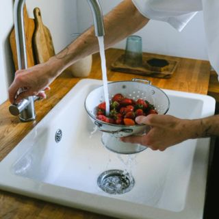 Este es el método correcto para lavar las fresas y eliminar bacterias