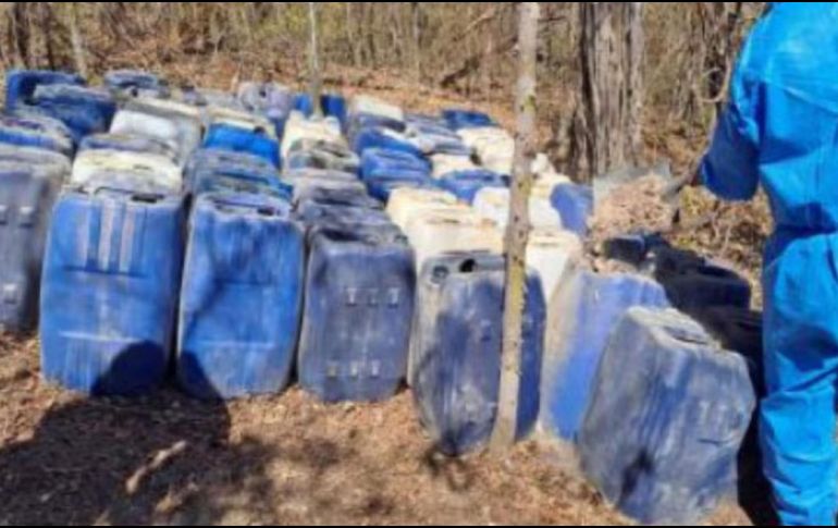 Se encontraron diversos contenedores de distintas capacidades con químicos y utensilios. ESPECIAL