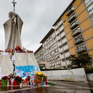 Papa Francisco sigue "estable" y supera su última crisis respiratoria