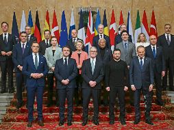 El primer ministro británico Keir Starmer (primer plano al centro), recibe a otros gobernantes europeos para una cumbre, con el fin de examinar la situación en Ucrania. AP