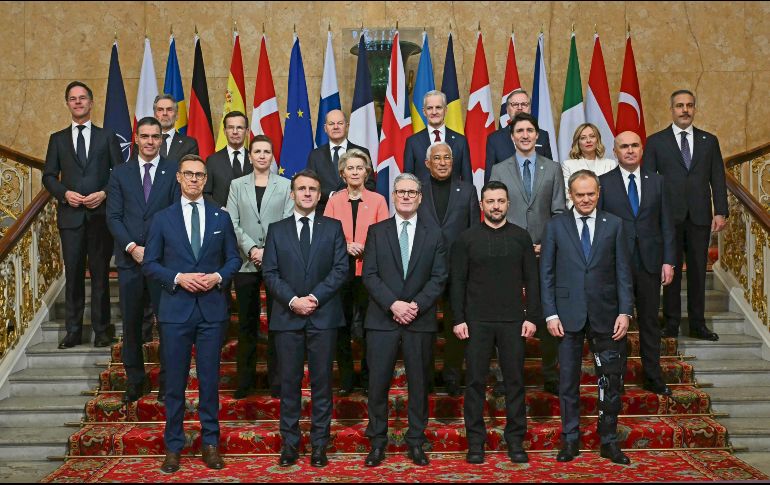 El primer ministro británico Keir Starmer (primer plano al centro), recibe a otros gobernantes europeos para una cumbre, con el fin de examinar la situación en Ucrania. AP