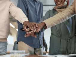 La clave está en encontrar un equilibrio entre la generosidad y el autocuidado.  CANVA