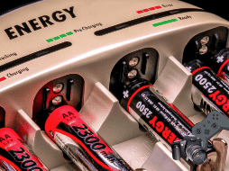 Usa pilas recargables para los dispositivos de consumo alto. ESPECIAL / Pixabay @analogicus