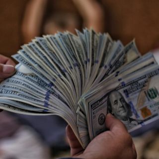 Dólar se dispara, pasa los 21 pesos tras anuncio de Trump sobre aranceles del 25% a México y Canadá