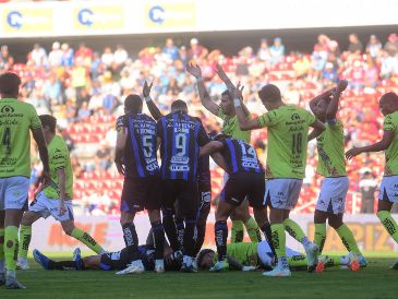 Emiliano Gómez sufrió una convulsión tras un fuerte choque de cabezas en el partido entre Querétaro y Puebla. IMAGO7.