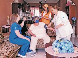 Desde ayer, especialistas de distintas disciplinas médicas acuden al domicilio de las personas para revisar su condición de salud y, en caso de ser necesario, canalizarlas a un segundo nivel. Los chequeos son gratuitos e iniciarán en una primera fase en la Zona Metropolitana de Guadalajara. ESPECIAL