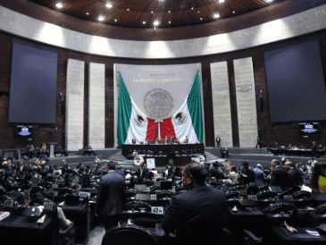 El debate se centró en la prohibición del nepotismo, ya que la oposición, a pesar de votar a favor, calificó la reforma como una simulación que no combate de fondo dicha práctica para perpetuar a familiares en cargos públicos. SUN / ARCHIVO.