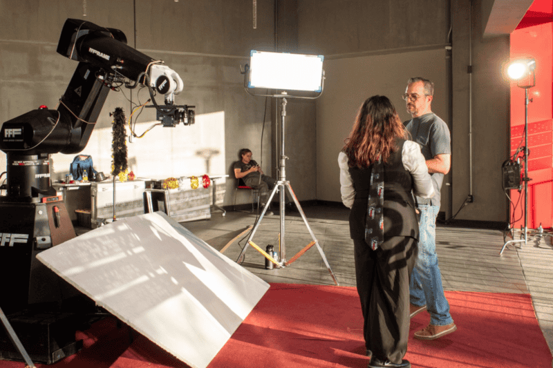 Uno de los momentos más innovadores de la noche fue la experiencia GlamBOT, para captESPECIAL/ CIUDAD CREATIVA  urar tomas cinematográficas de los asistentes estilo “Hollywood”. ESPECIAL/ CIUDAD CREATIVA 