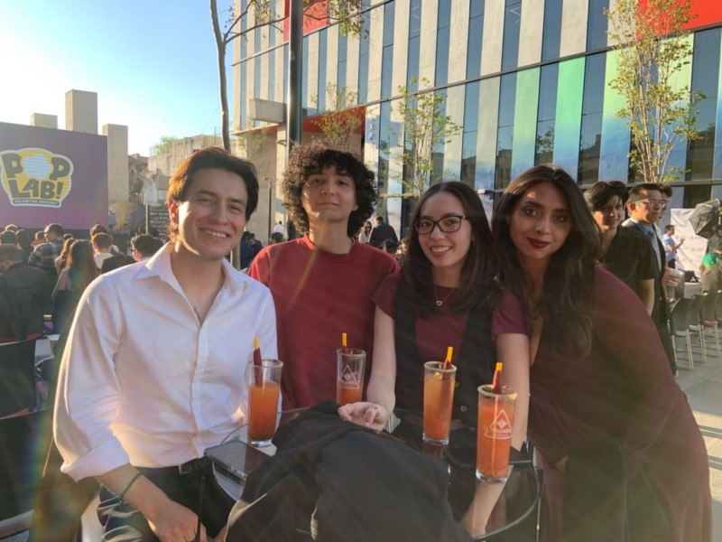 Cala, estudiante de artes escénicas, opinó que el apoyo al arte en Guadalajara ha crecido y le ha permitido sumergirse más en su disciplina, destacando que estos eventos son ideales para generar conexiones y fortalecer la colaboración artística. ESPECIAL/ A. Solis