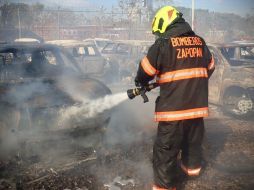 Al momento se reportan 450 automóviles afectados, todos unidades nuevas. CORTESÍA/ PC y Bomberos de Zapopan.