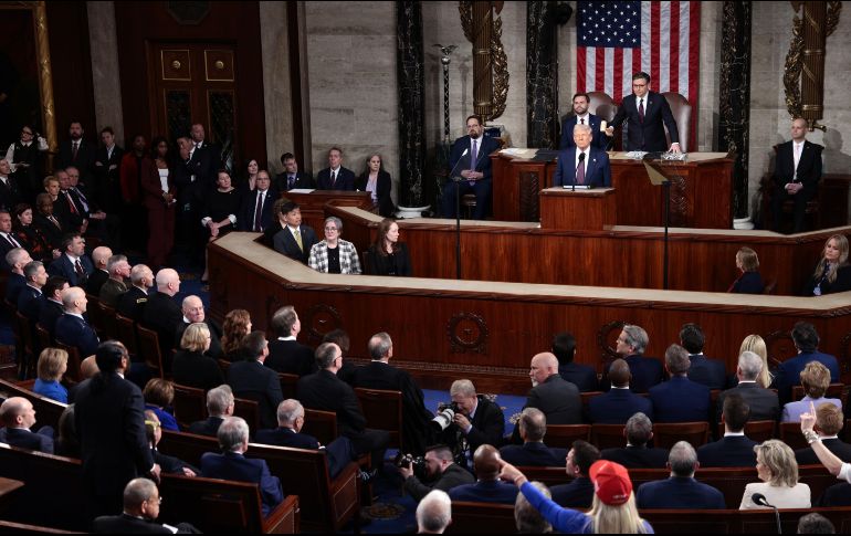 El presidente de la Cámara de Representantes llamó al orden también al diputado demócrata Al Green, de 78 años, que se levantó y movió su bastón para replicar a Trump. EFE / S. Thew