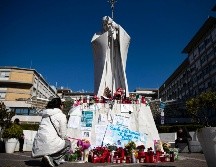 La hospitalización de Francisco comenzó el 14 de febrero y es la más prolongada en sus 12 años de papado. EFE/A. CARCON
