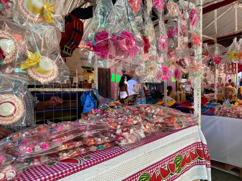 Venta de los tradicionales chicles, en Talpa de Allende. EL INFORMADOR / O. F. López