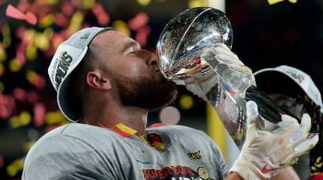 Desde septiembre del 2023 el ala cerrada hizo oficial su relación con Taylor Swift. AP/ARCHIVO